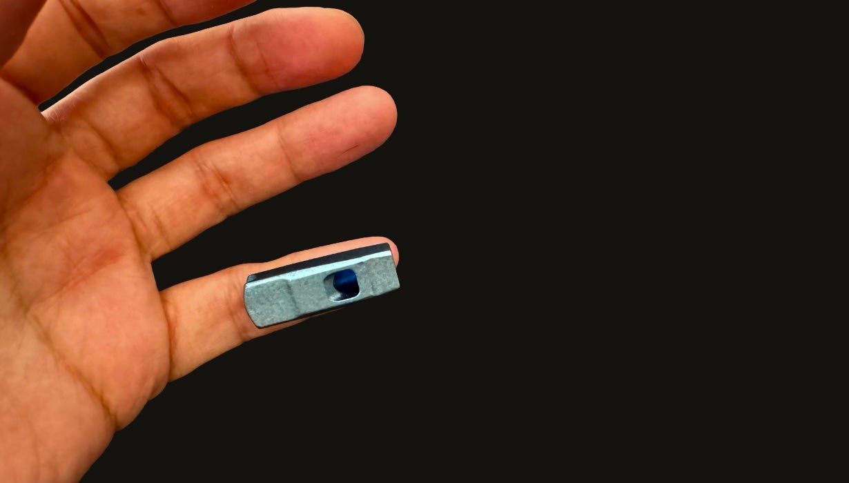 声が届かない時のために。 わずか8g。純チタン製、結晶加工された超