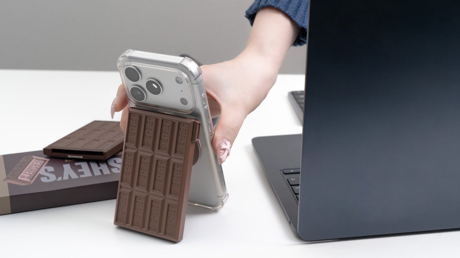 ハーシー公式】スマホの裏には甘い秘密が！収納からスタンドまで可能な