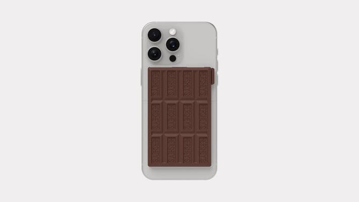 ハーシー公式】スマホの裏には甘い秘密が！収納からスタンドまで可能な