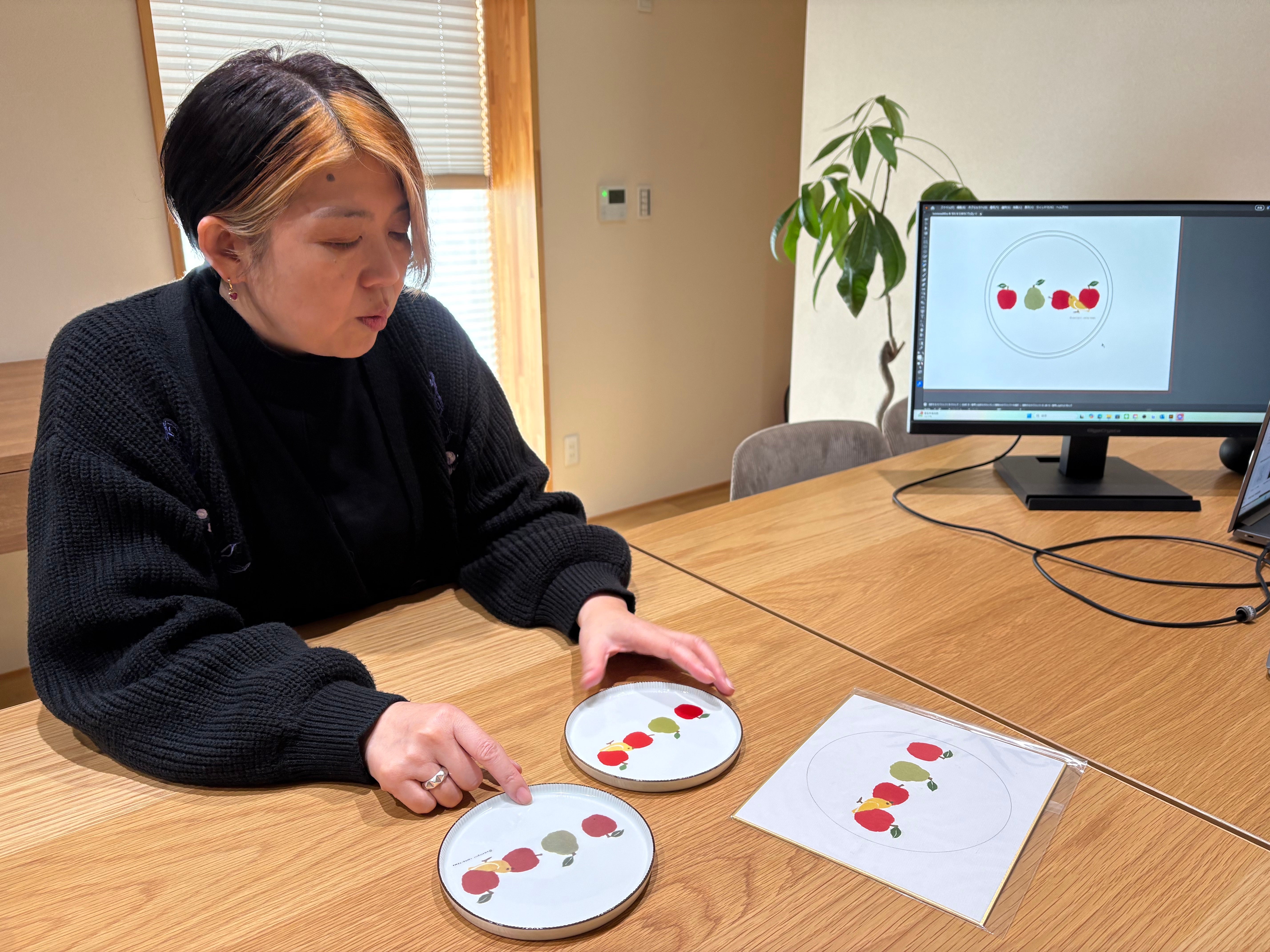 ちぎり絵作家ウメチギリが彩る、波佐見焼の「小鳥と果実の切立プレート
