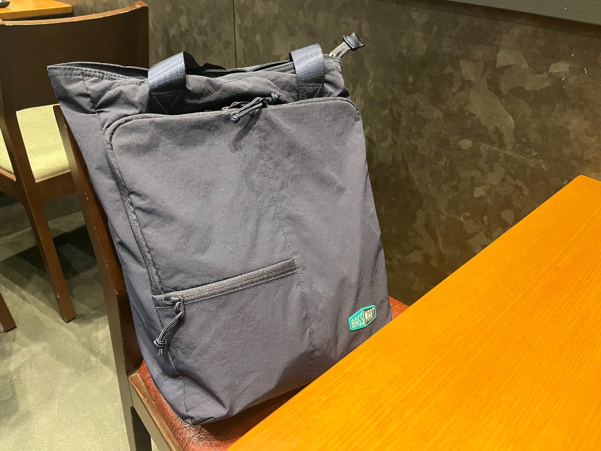 朝の身支度もスムーズに。細かい荷物もすべて定位置に収まる2WAY撥水