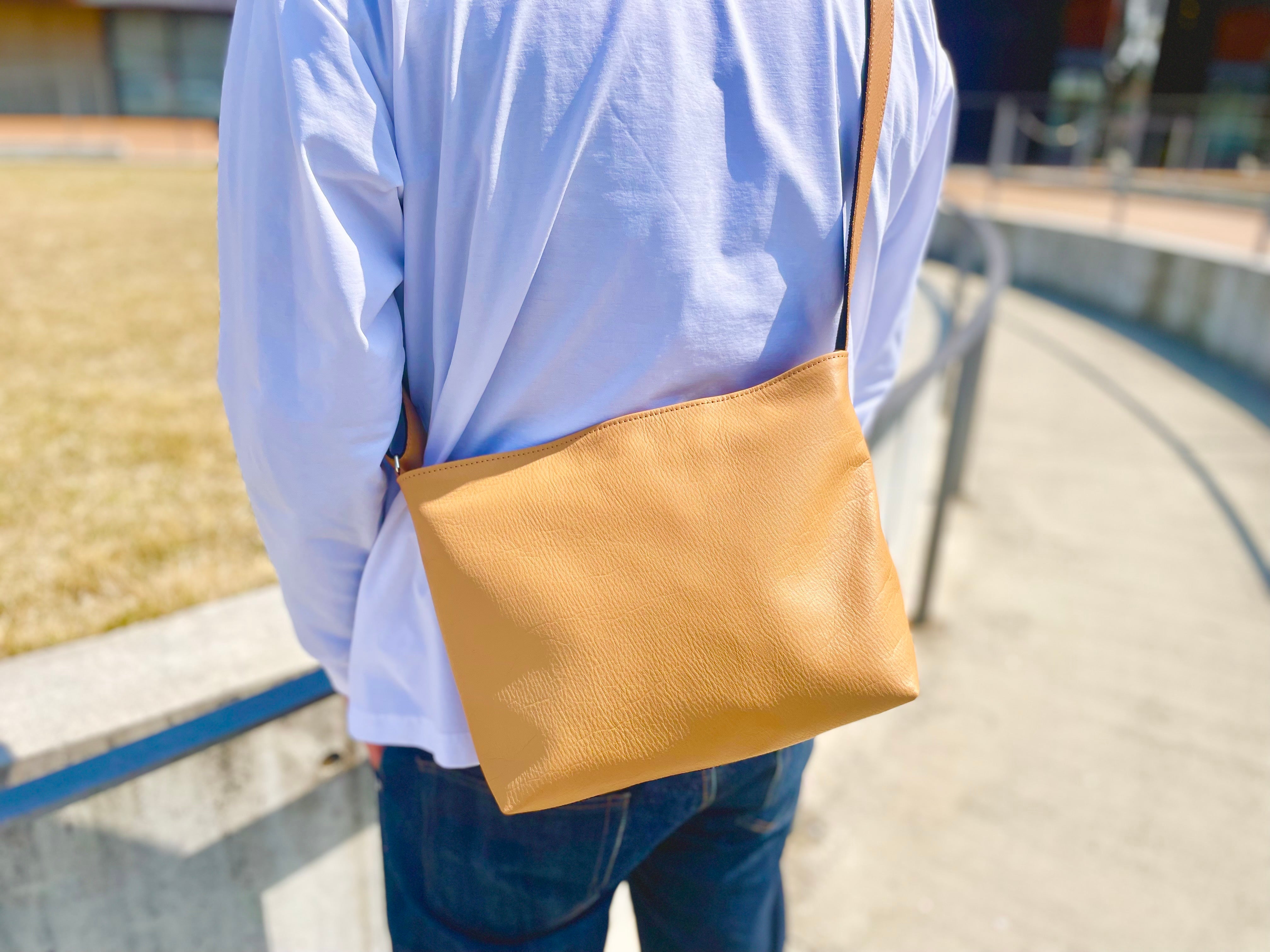 使われない革に新たな価値を。必要なものは全部入る。軽くラフな頼れる