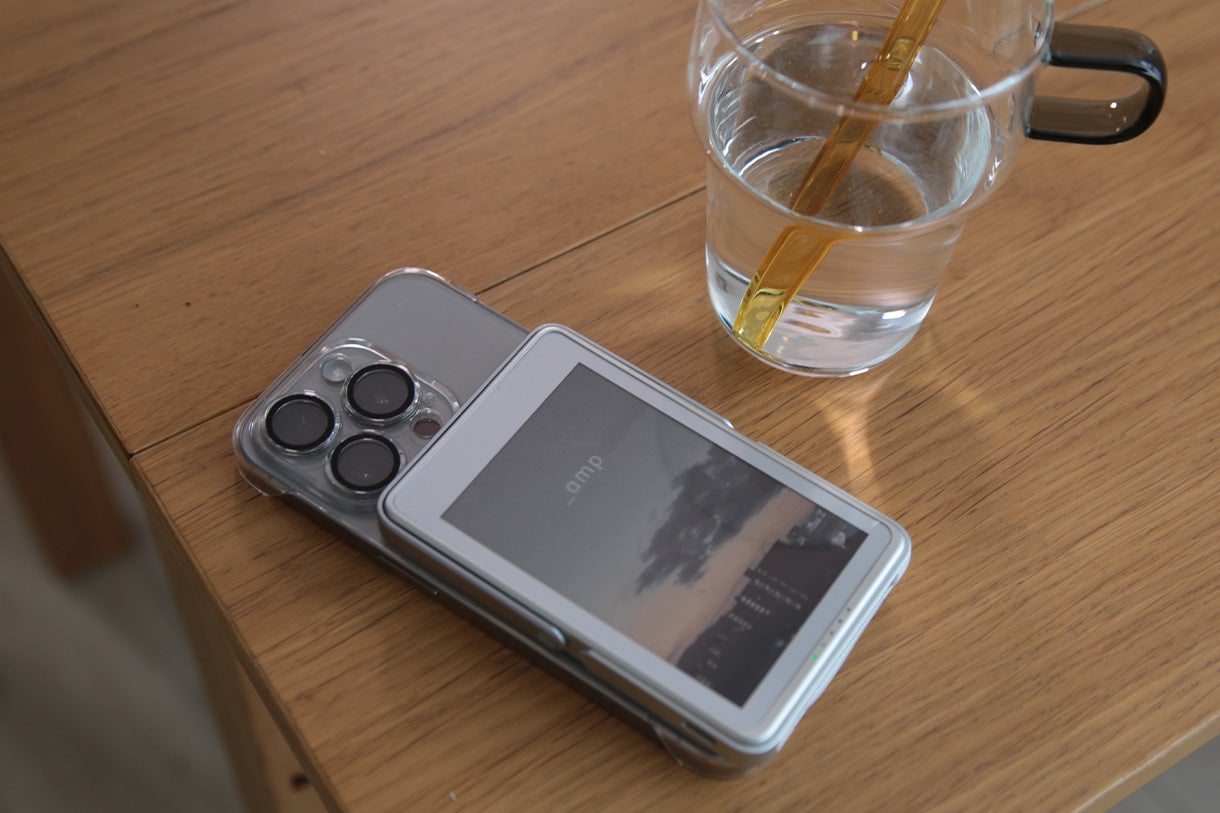 充電もできる“消えないディスプレイ搭載