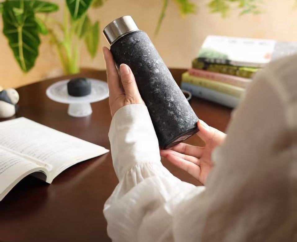 静かな高級感を纏う黒と金継ぎの純チタンボトル | BLACKINTI｜マクアケ