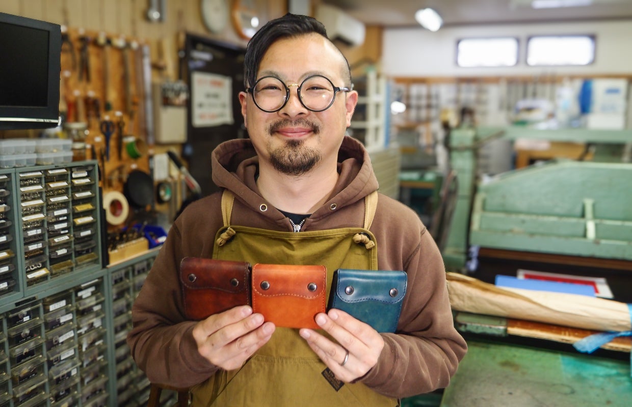 支払い動作から逆算した時短設計と、職人の手間が宿る染めの芸術