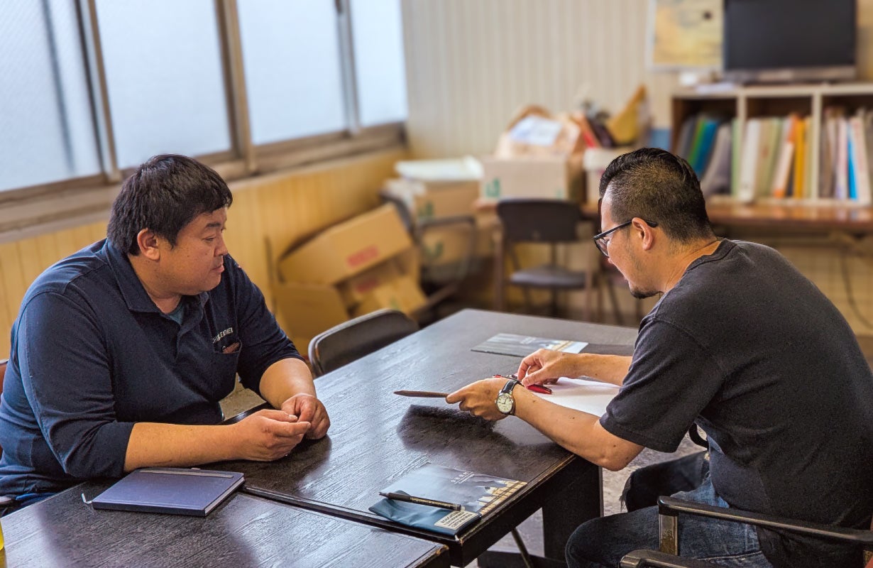 支払い動作から逆算した時短設計と、職人の手間が宿る染めの芸術