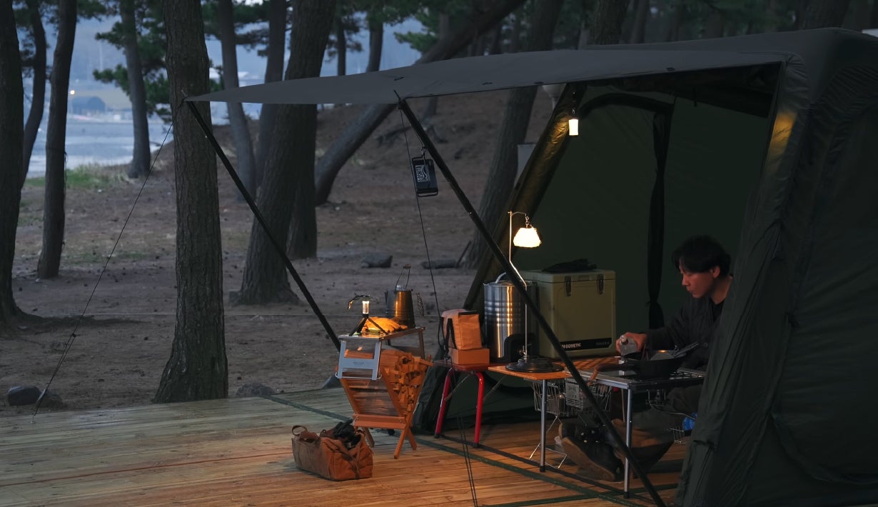 設営5分！全自動の内蔵ポンプ式キューブ型シェルター「DICE SHELTER