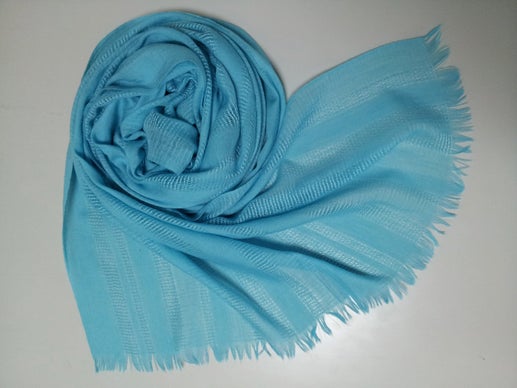 寒い冬を上品に暖める。旧き良き時代の織機で空気を織ったホワイト  