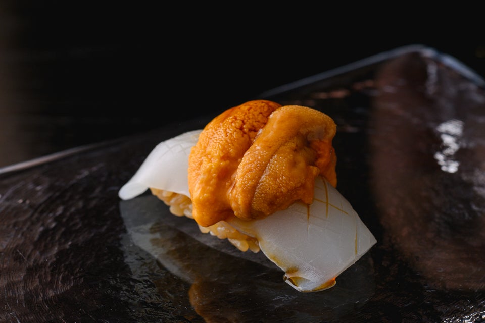 ウニとキャビアで華やぐ夜。六本木の江戸前鮨店が贅の極みを味わう限定