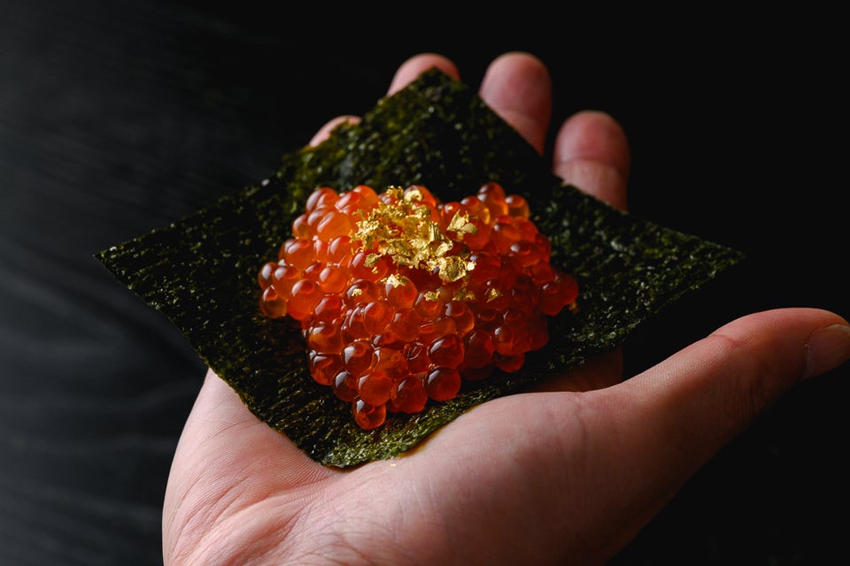 ウニとキャビアで華やぐ夜。六本木の江戸前鮨店が贅の極みを味わう限定