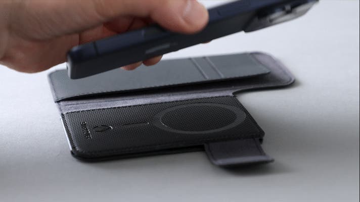 手帳型、諦めていませんか？ MagSafeで0.5秒、外せる新しい手帳型
