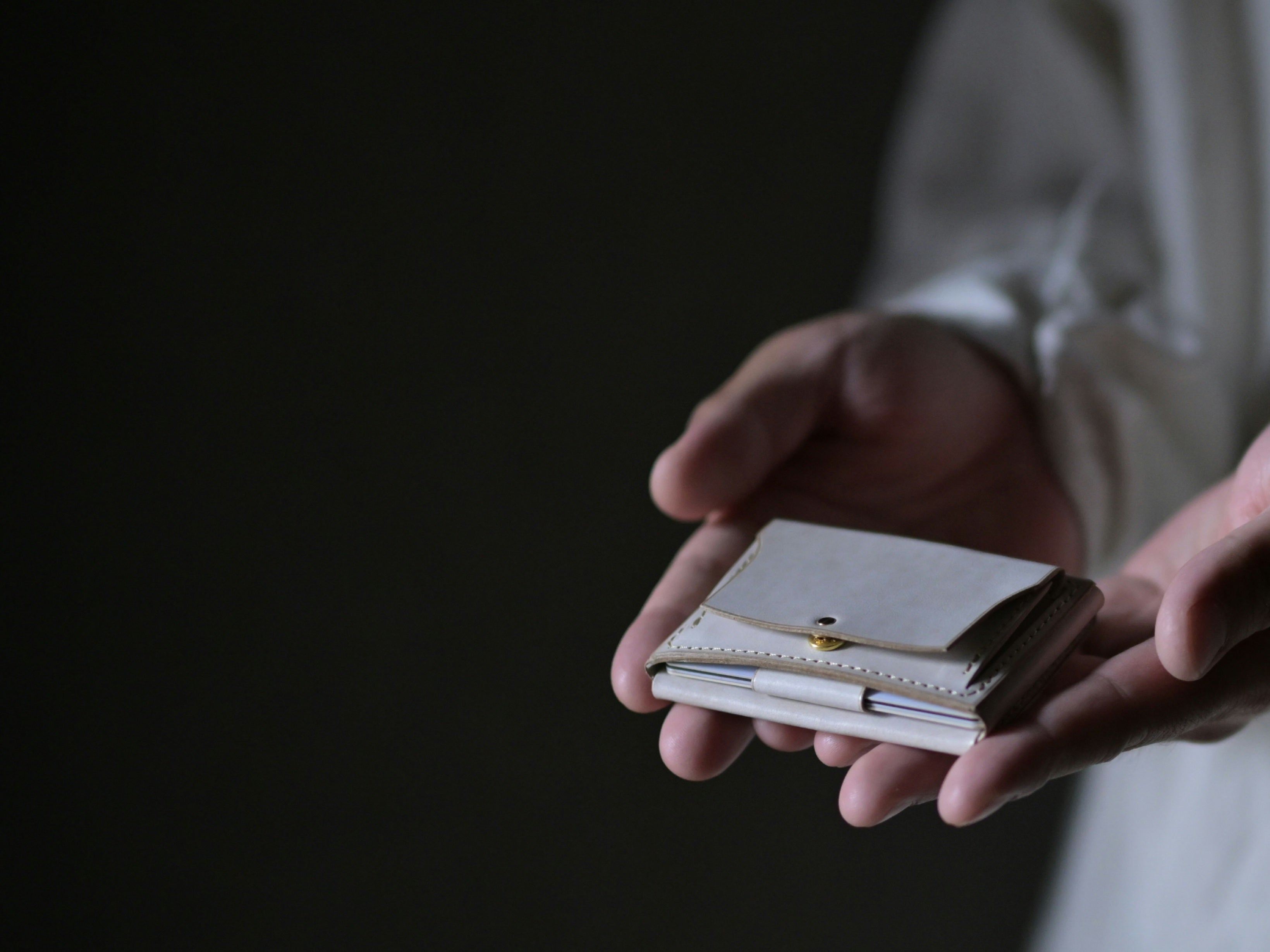 Makuake｜開閉不要でスマート決済 スマホに貼れるミニ財布 collet