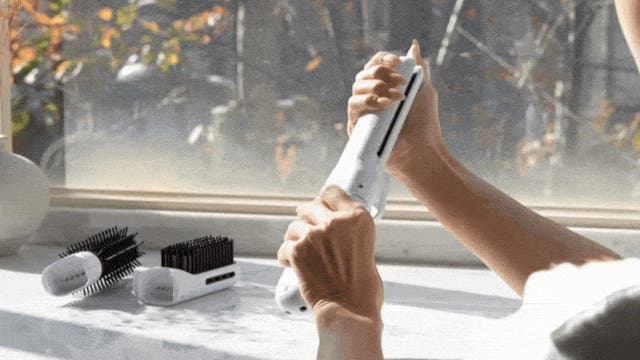 外でもすぐ整う｜前髪・根元・毛先まで仕上がる3WAYヘアアイロン