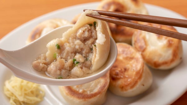 日本に来て10年目の挑戦、肉汁溢れる焼き小籠包のような餃子『曾さんの餃子』開業