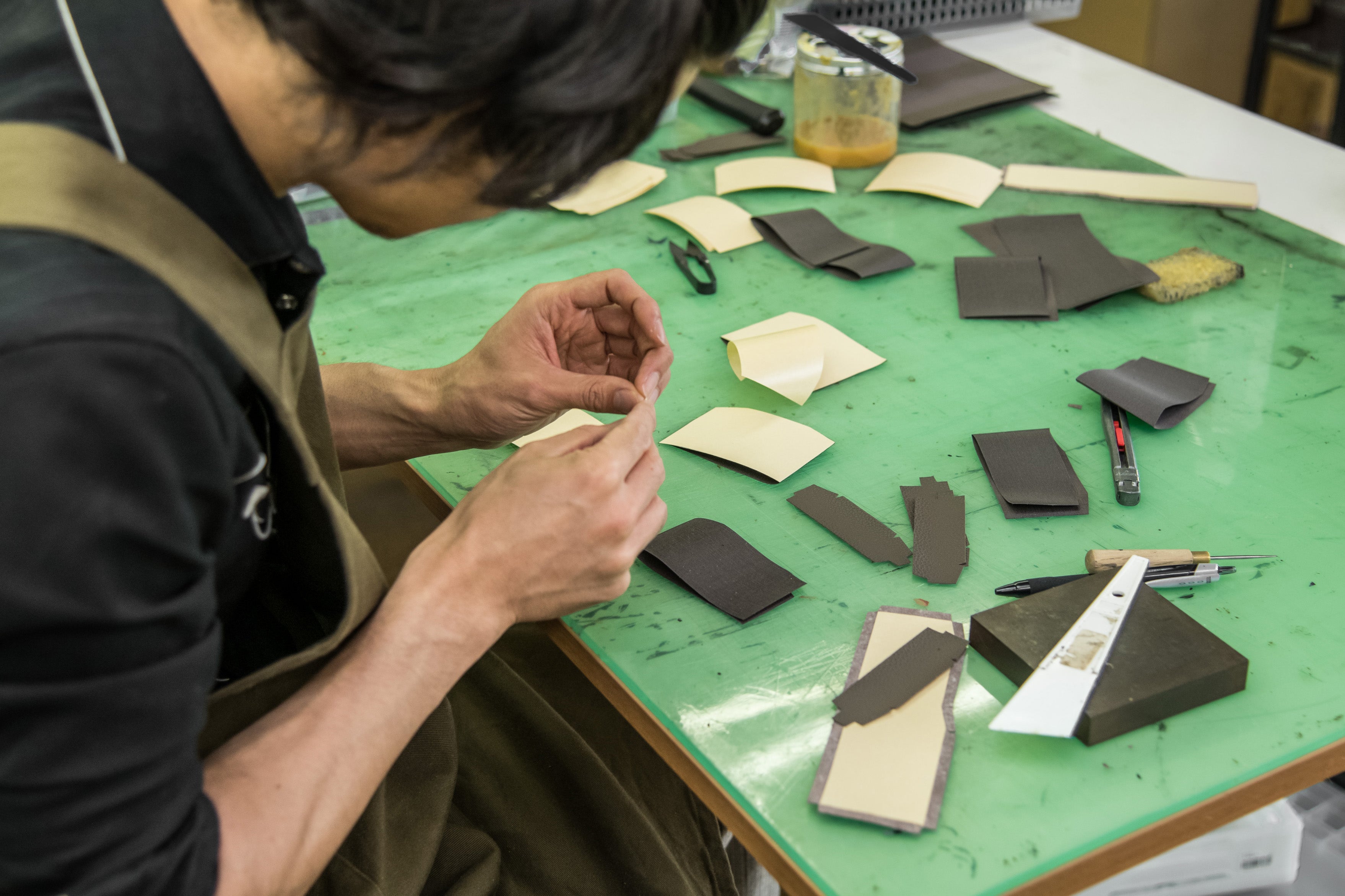 日本独自の職人技】“風琴マチ”で薄いのに大容量！最小級本革L字長財布