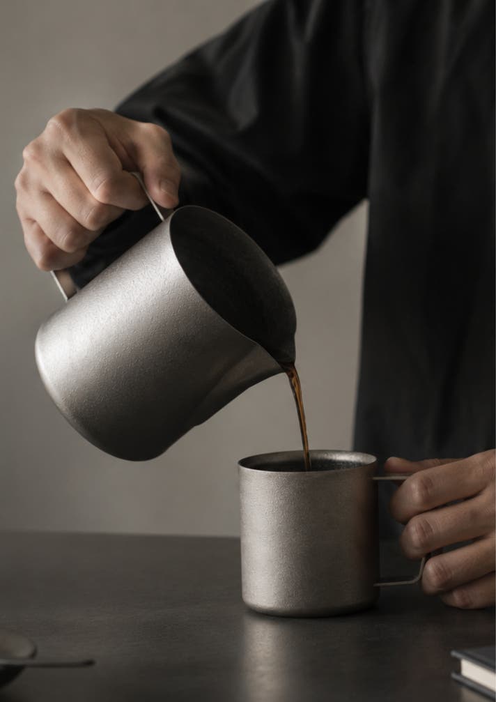 飲む時間まで、整っていく。一生モノの結晶チタン製ピッチャー＆マグ
