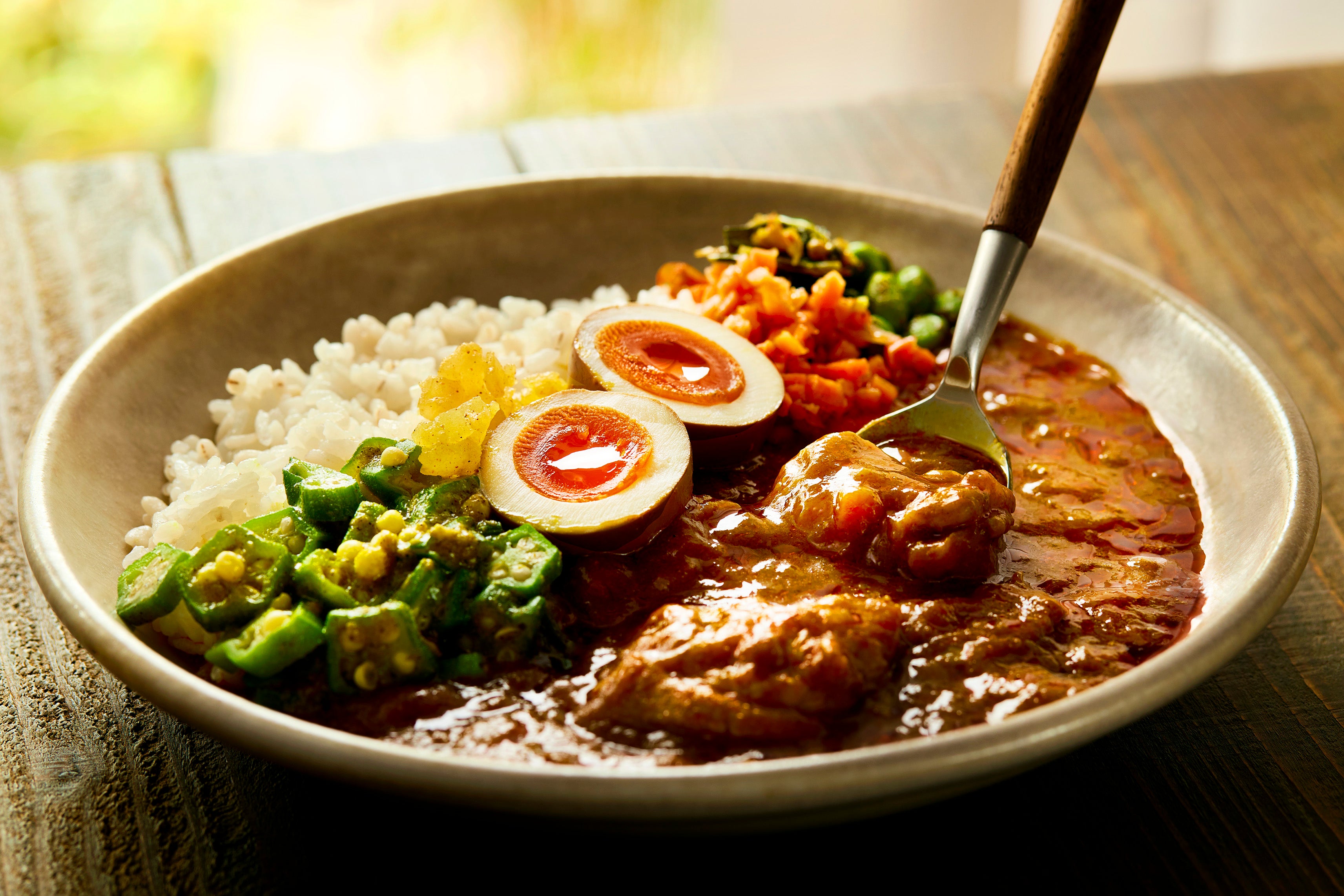 カレー 累計販売数100万食超え！TMCが初の冷凍カレー！27種のスパイスで8つの