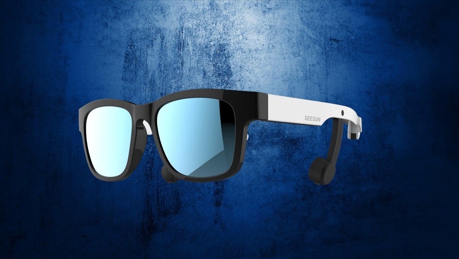 イヤホンの位置調節で最適聴音実現、フレームに収納も！骨伝導