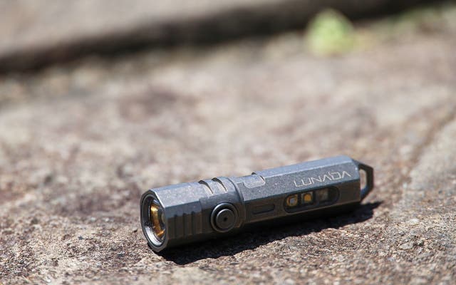 純チタン99％×超軽量28g】圧倒的に明るく美しい。鍵より小さいLED懐中