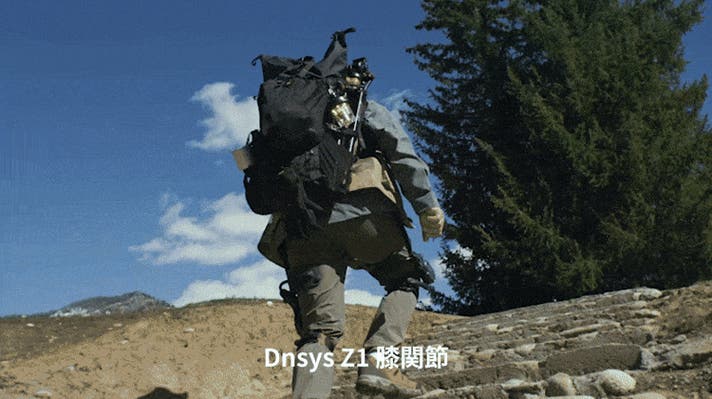 もっと遠くへ、自分の脚で。軽量AIパワードスーツ｜Dnsys BOOSTSUIT