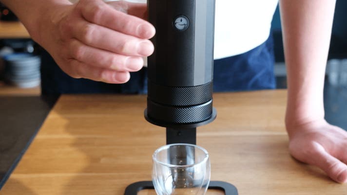 プロの味は蒸らしから】バリスタの蒸らしを自動化したポータブル