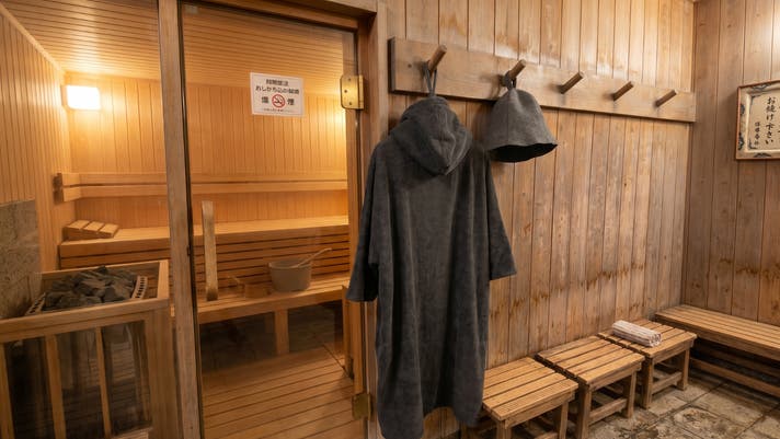 外気浴中の寒さを抑え、至福の整いへと導く多機能サウナポンチョ