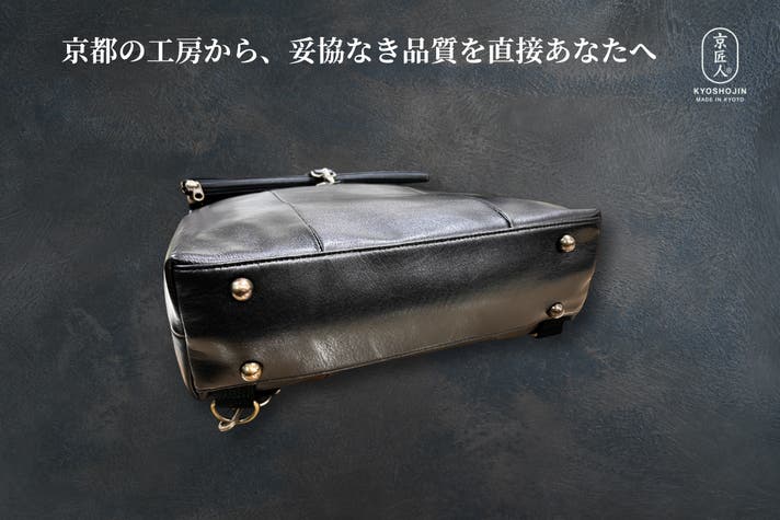 何度も触れたくなる極柔質感。都会のビジネスを洗練する本革スマート