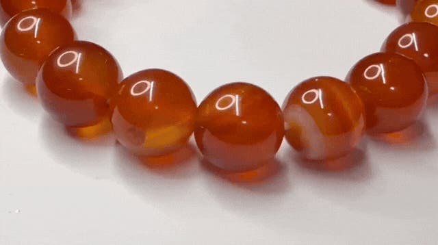 情熱を、手元に。 前向きな一歩を後押しする、オレンジの天然石