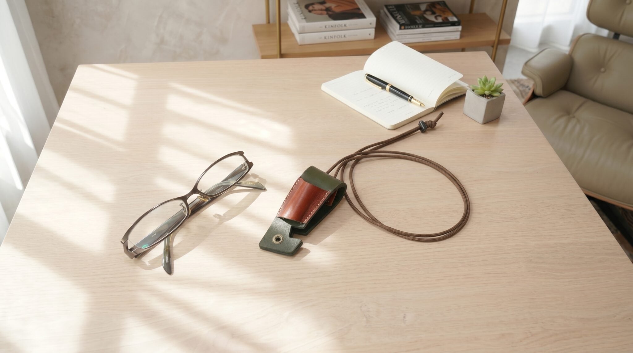 厚ヌメ革の頑丈な本革！「スマホスタンドになる」マルチホルダー