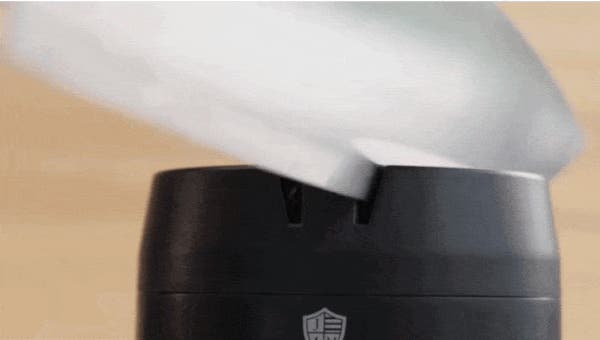 誰でも秒研ぎ】切れ味が秒で復活。出しっぱなしで使える超小型電動