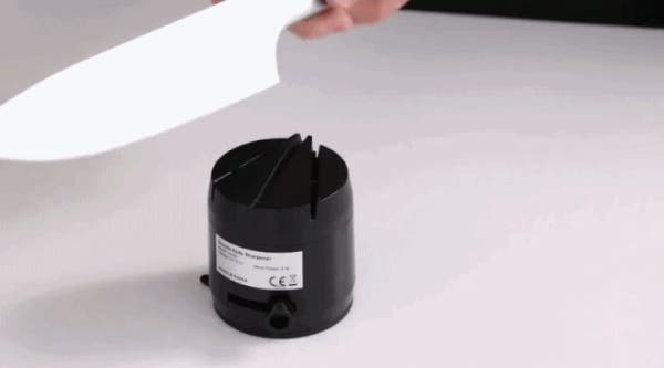 誰でも秒研ぎ】切れ味が秒で復活。出しっぱなしで使える超小型電動