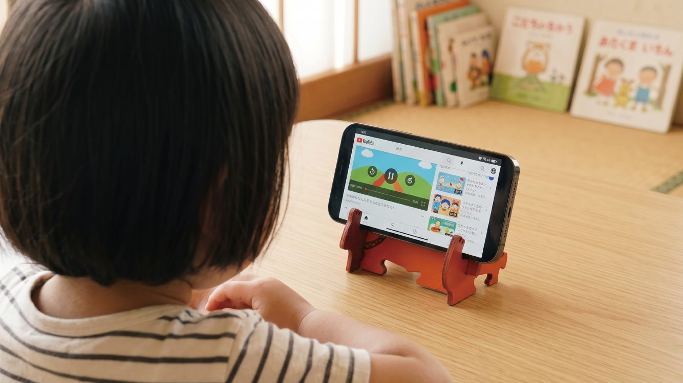 新発想！安定感抜群「スマホスタンドになる」本革こどもパズル！【特許