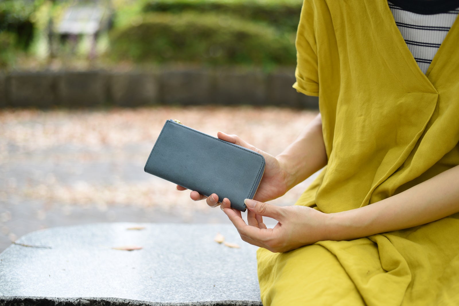 カードも小銭も、すっきり整う。時とともに育つYOSHINAコンパクトLZIP