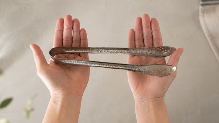 極限まで削ぎ落とした、料理の相棒。一生モノの純チタン穴あきトング