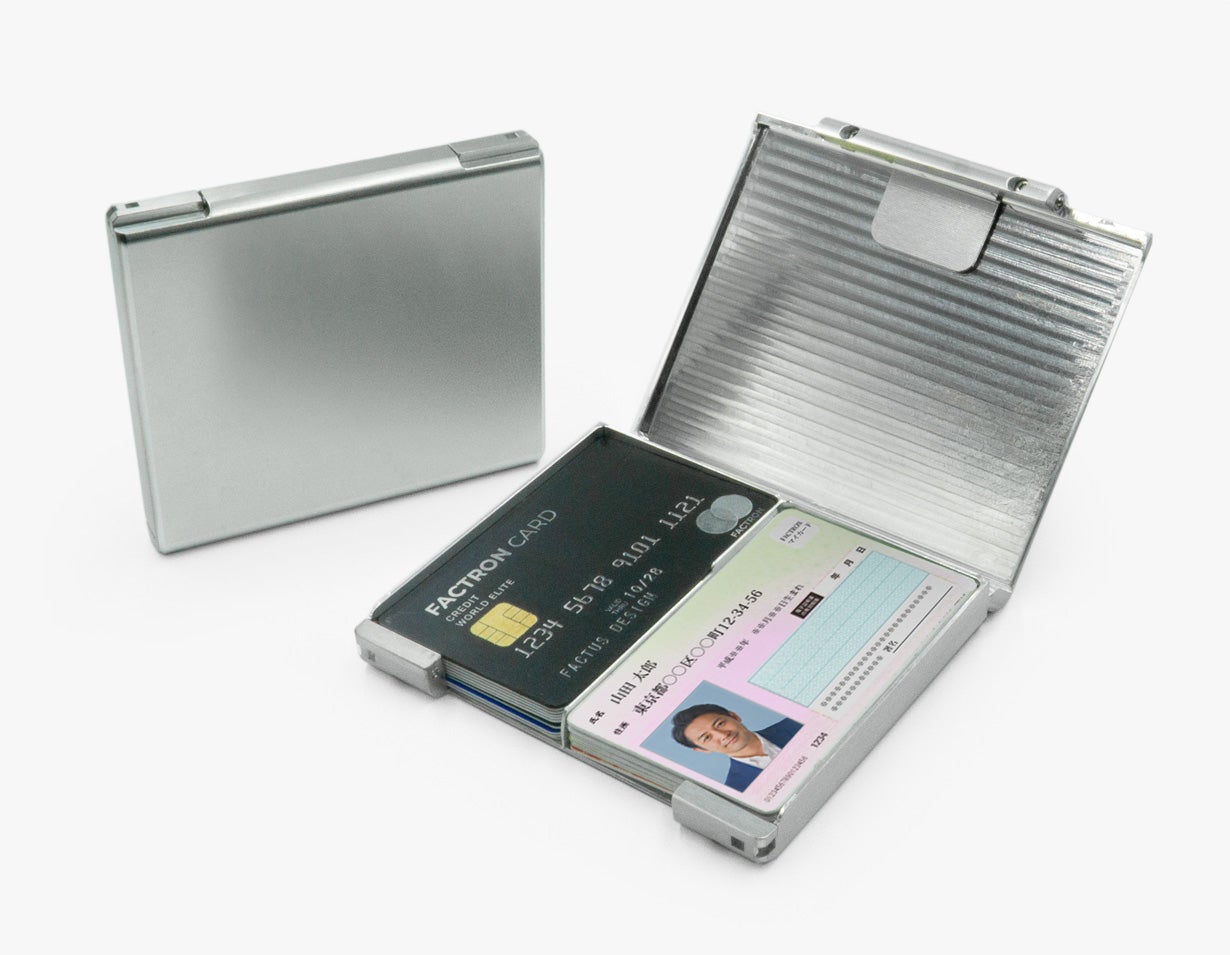 航空機素材のカードウォレット。29枚収納の機能美。小銭オプション追加