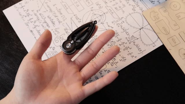 水滴とカマスに着想を得たデザイン。ボタンロックで実用性と遊び心を