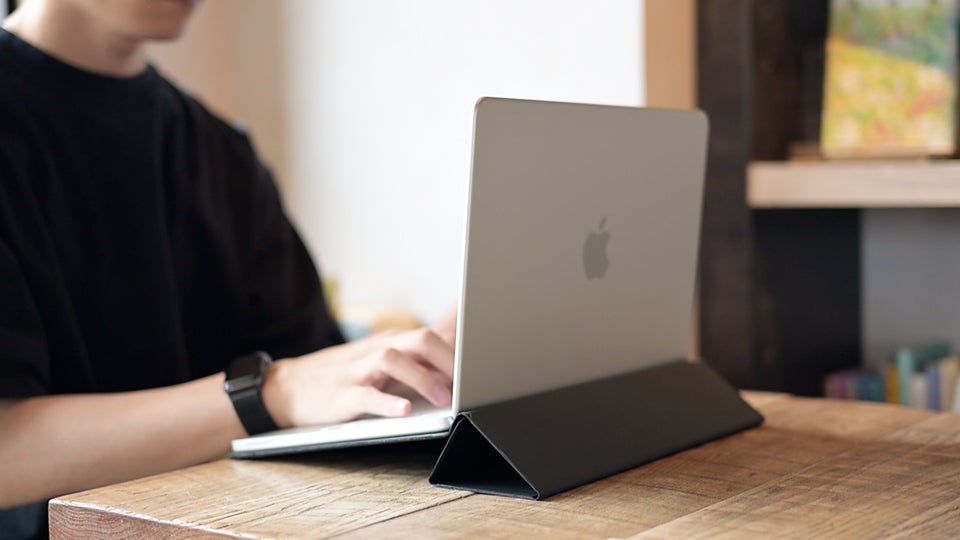 新発想！MacBook Neo対応スタンド&フォリオ型カバー｜Neo Folio