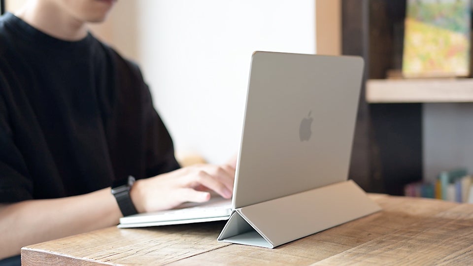 新発想！MacBook Neo対応スタンド&フォリオ型カバー｜Neo Folio