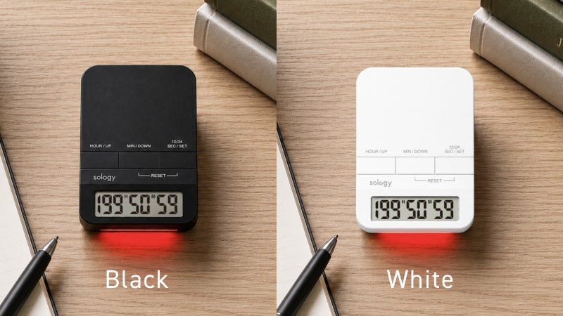 Black・Whiteの2色展開。底面のLEDが赤く点灯している状態