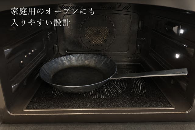 18㎝の持ち手で家庭用のオーブンにも入りやすい設計