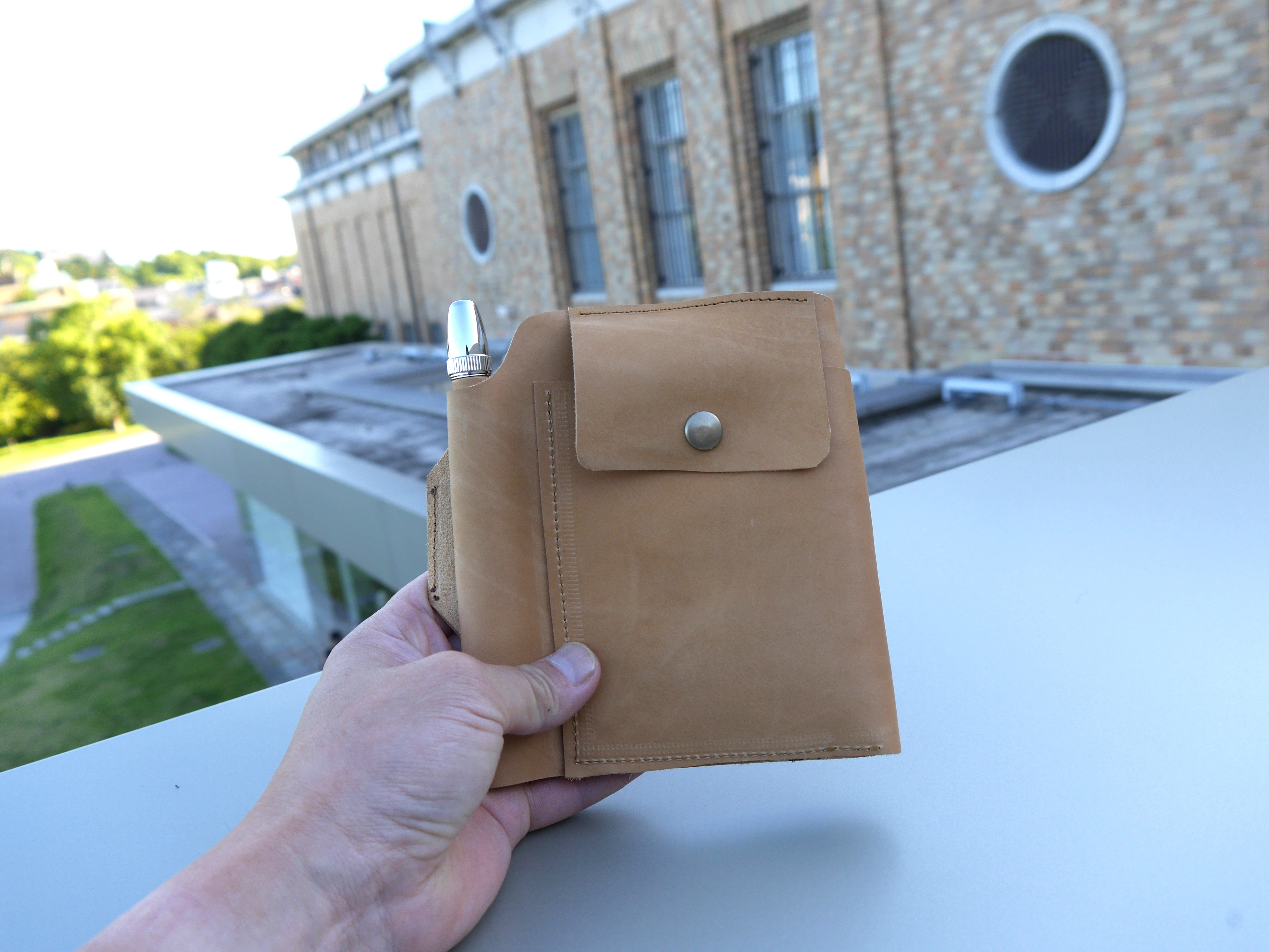 鞄の中に、書斎を。メモ2冊とペンを一枚の革に束ねた「手のひらの企画