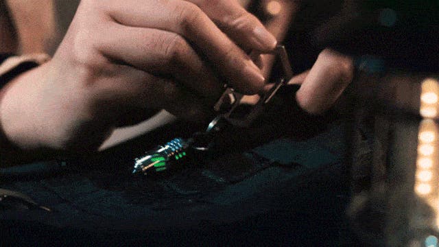 暗闇で光る「守りの灯」！チタン製ペンダント。衝撃・水に強い！首元に