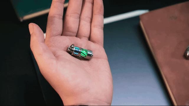 目印に良いかも！ 暗闇で光るチタン合金製ペンダント他、サーチライト？もあるよ！！ 暗闇で光る「守りの灯」！チタン製ペンダント。衝撃・水に強い！首元に