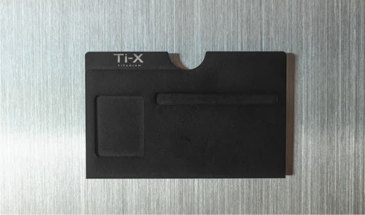 高級時計にも使われるPVD技術。極薄チタン製マイナンバーカードケース