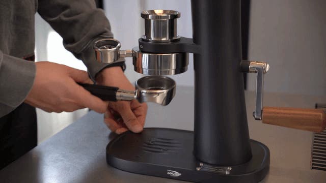 自分の手で一杯を、完成させる愉しみ。IKAPE 手動エスプレッソマシン