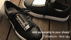 靴紐に金属のアクセサリー。足元をオシャレに飾る「shoeture」
