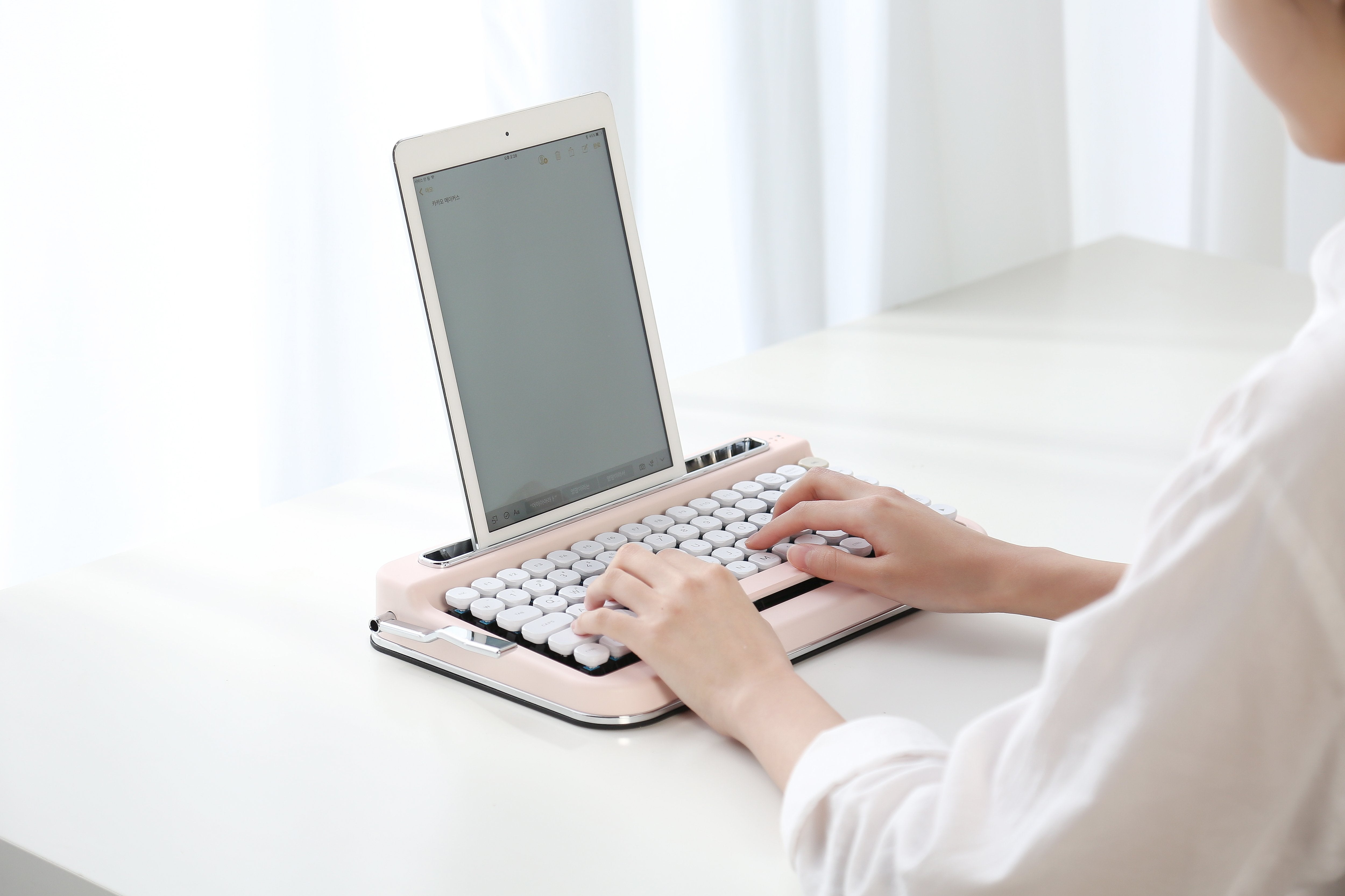 【美品】　ELRETRON PENNA ワイヤレスキーボード レトロ感溢れる、タイプライター風ワイヤレスキーボード 「PENNA