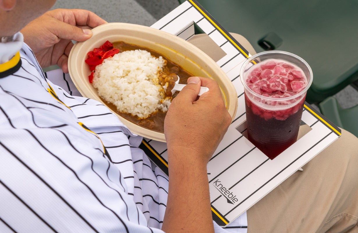阪神タイガース フアンクラブ会員限定販売 卓上クリスマスツリー 1000個限定 熱く応援！うまいもんも楽しもう！折り畳み式膝上テーブル【阪神