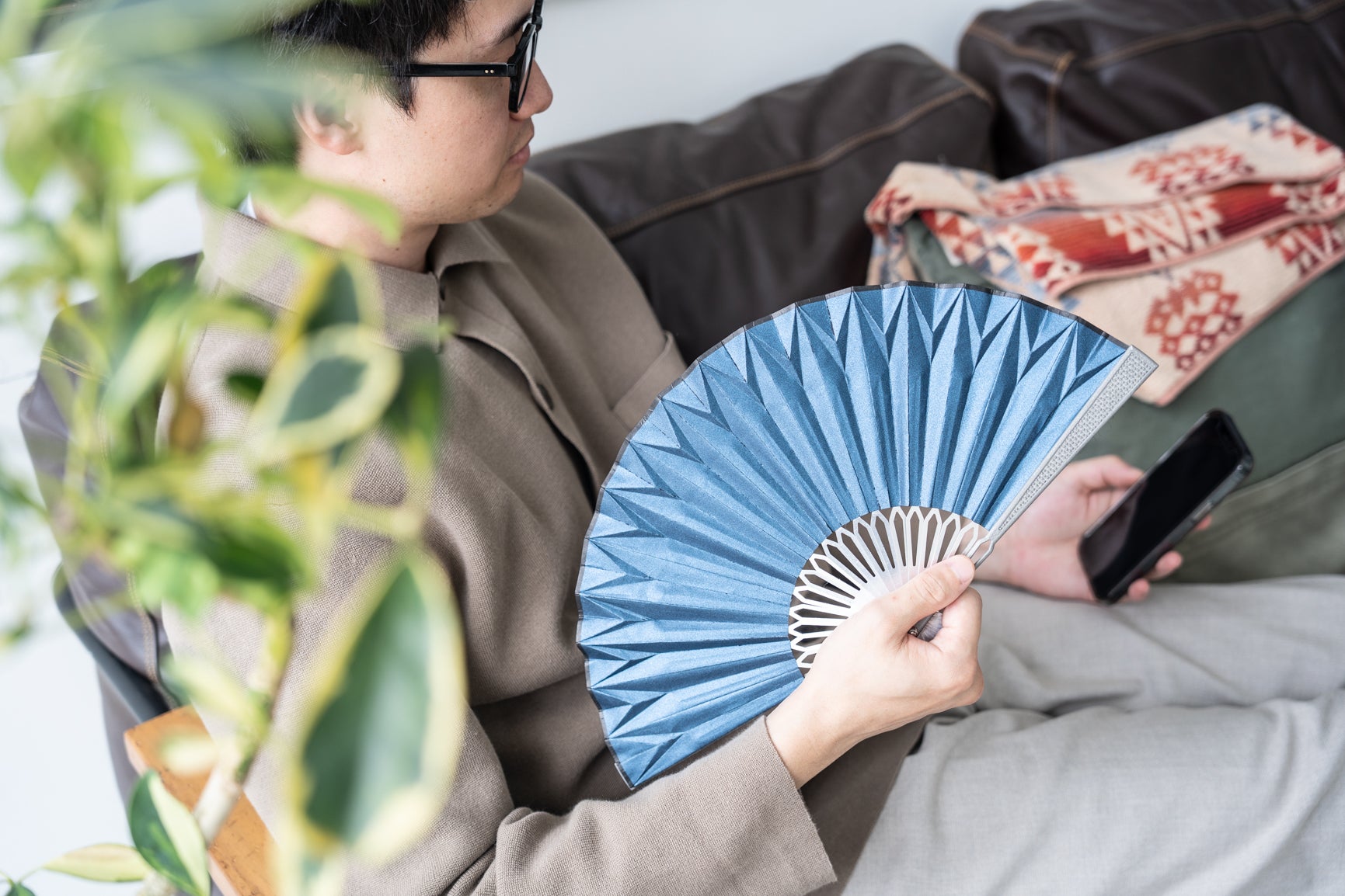 あおぐ、かざる、いろどる】折紙工学から生まれた、京都謹製の扇子