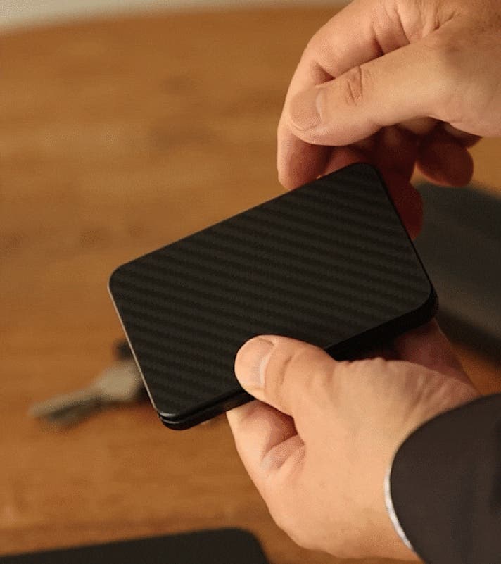 スマホ決済派のカードケース｜親指でスライド、スタンドにも変形